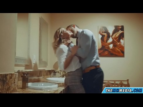 ❤️ جب ایک خوبصورت سنہرے بالوں والی آپ کو عوامی بیت الخلاء میں مائل کرتا ہے۔ ہم پر ur.porn-mz.ru ❌